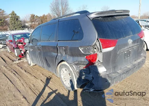 2014 Toyota Sienna Xle V6 8 Passenger z USA, uszkodzony, nr VIN 5TDYK3DC4ES487579